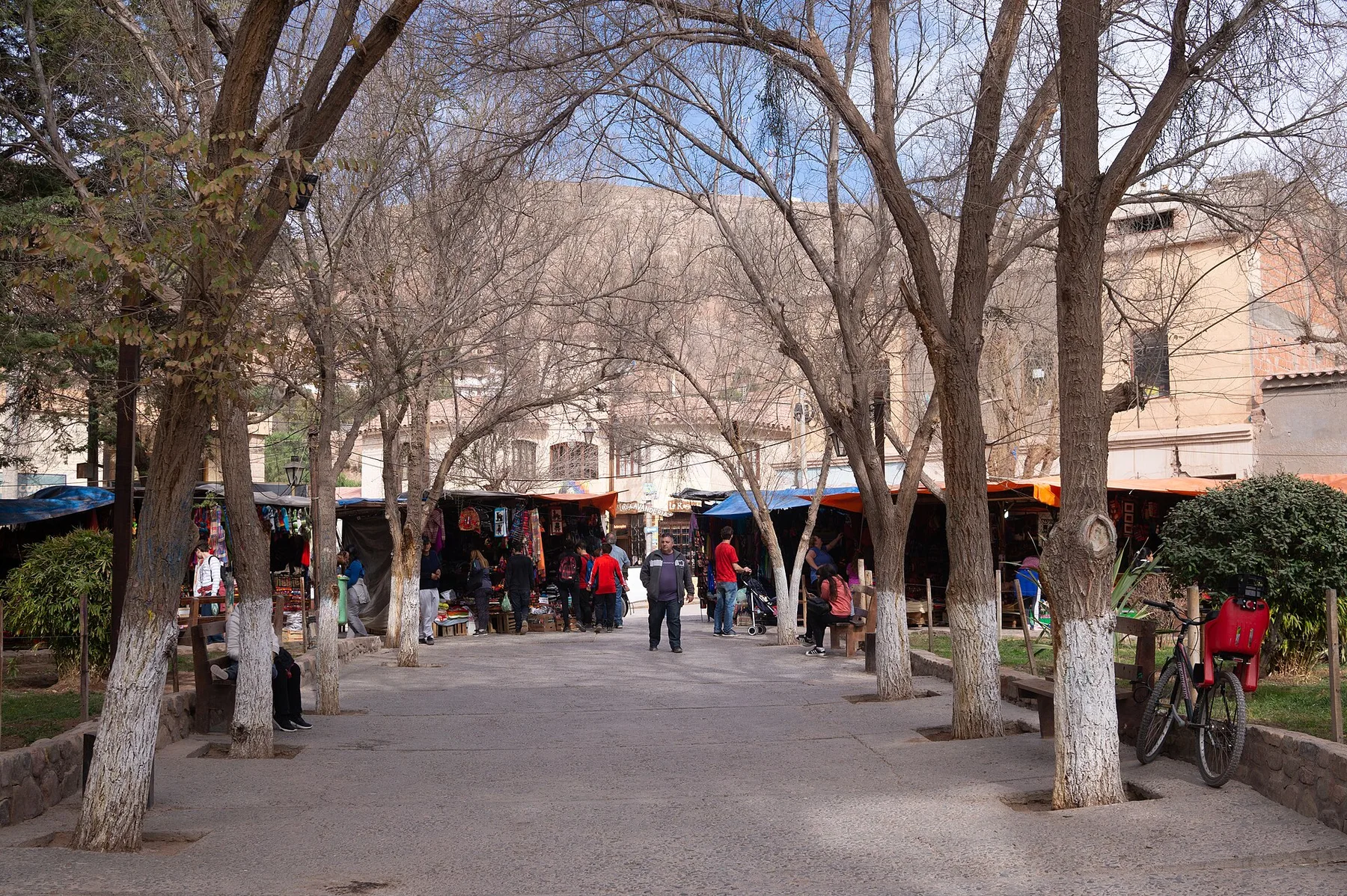 Feria artesanal en la plaza de Tilcara, Argentina