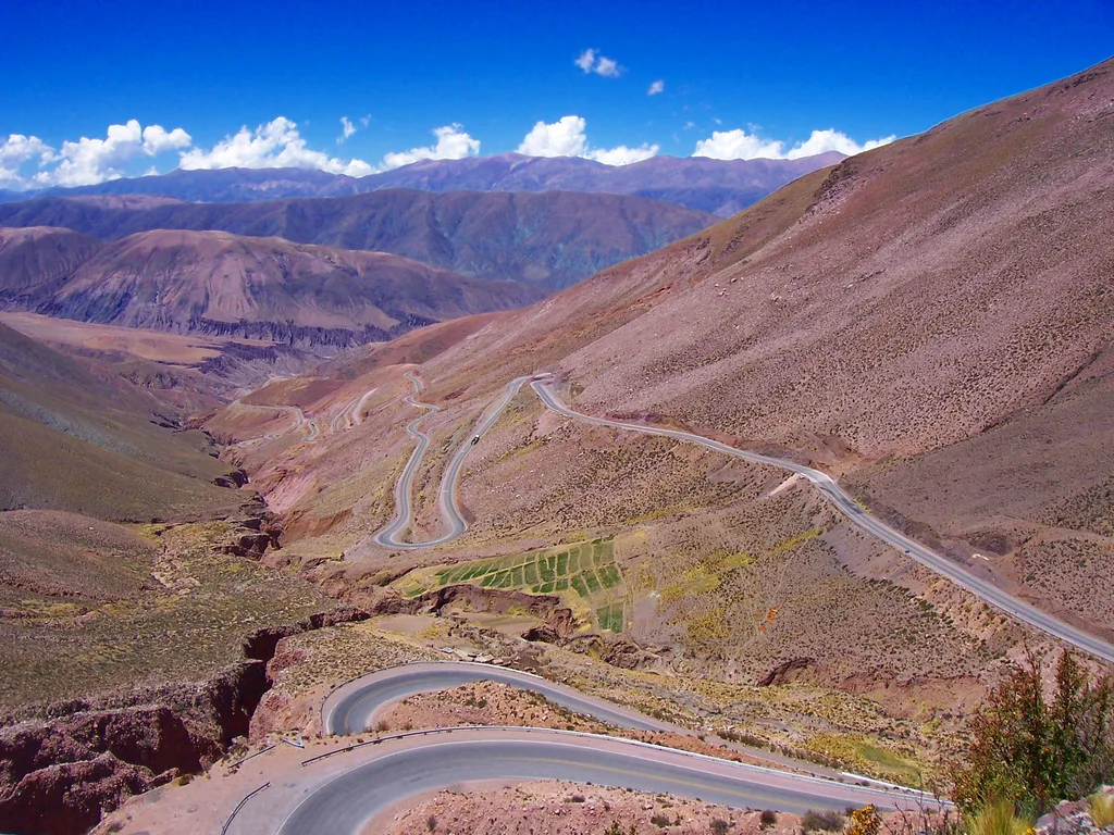 Ruta Nacional 52 en la Cuesta de Lipán, cerca de Purmamarca, provincia de Jujuy, Argentina.