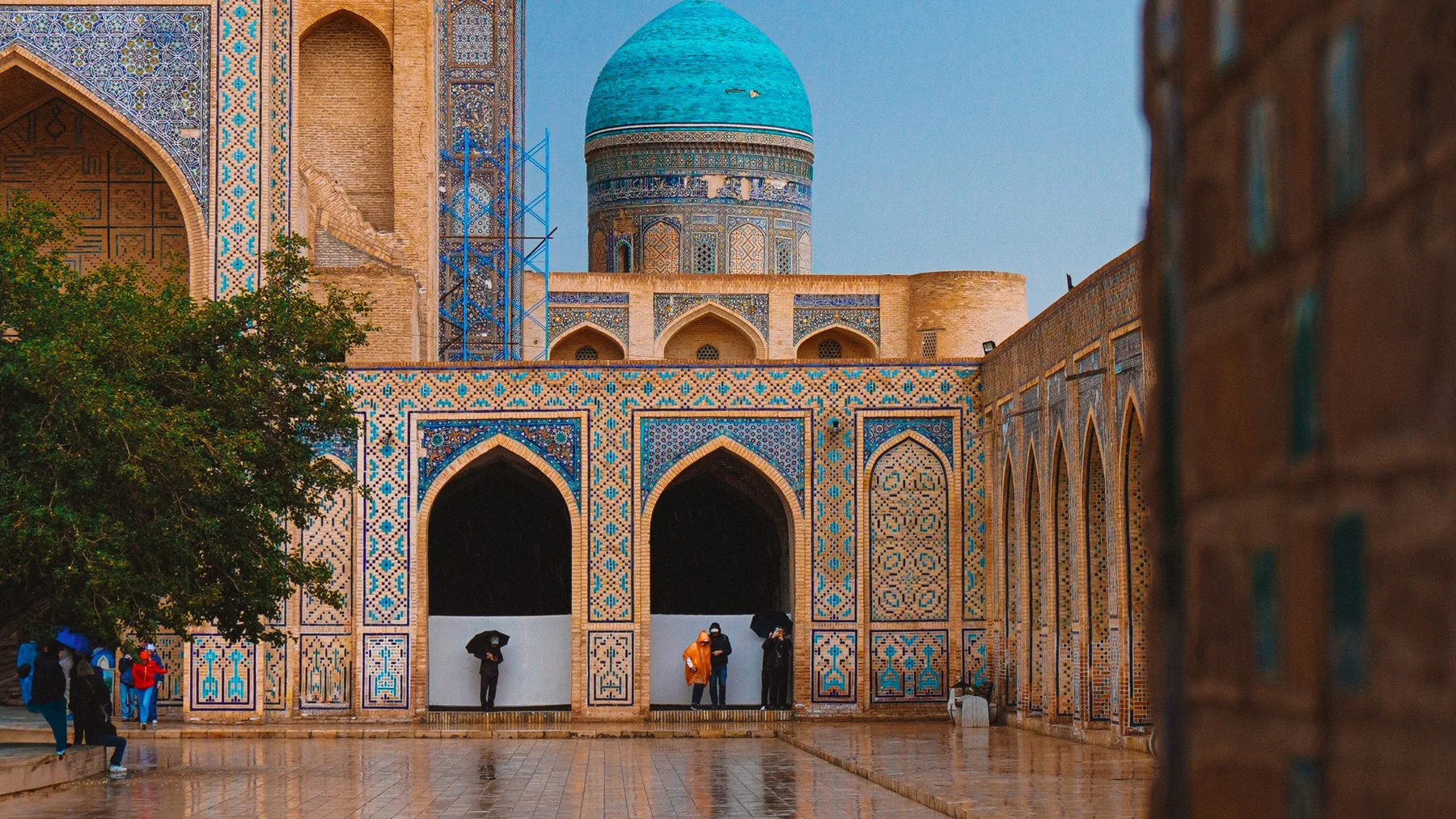 Madraza histórica de Bujará, Uzbekistán, con azulejos azules vibrantes