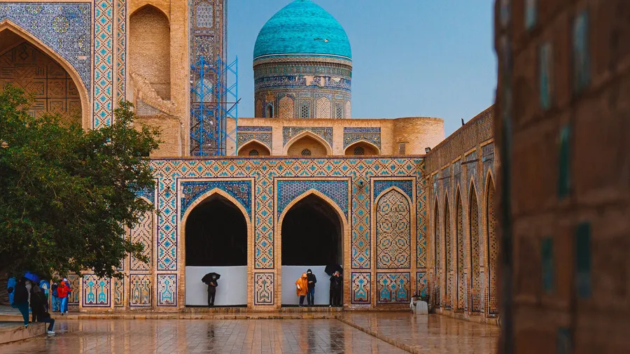 Madraza histórica de Bujará, Uzbekistán, con azulejos azules vibrantes