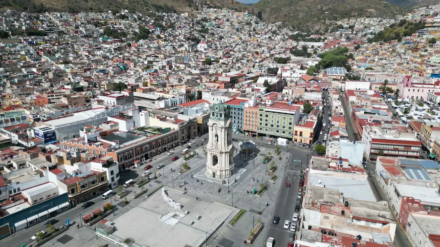 Vista aérea del Reloj Monumental de Pachuca, con la ciudad y las montañas de Hidalgo al fondo