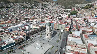 Vista aérea del Reloj Monumental de Pachuca, con la ciudad y las montañas de Hidalgo al fondo