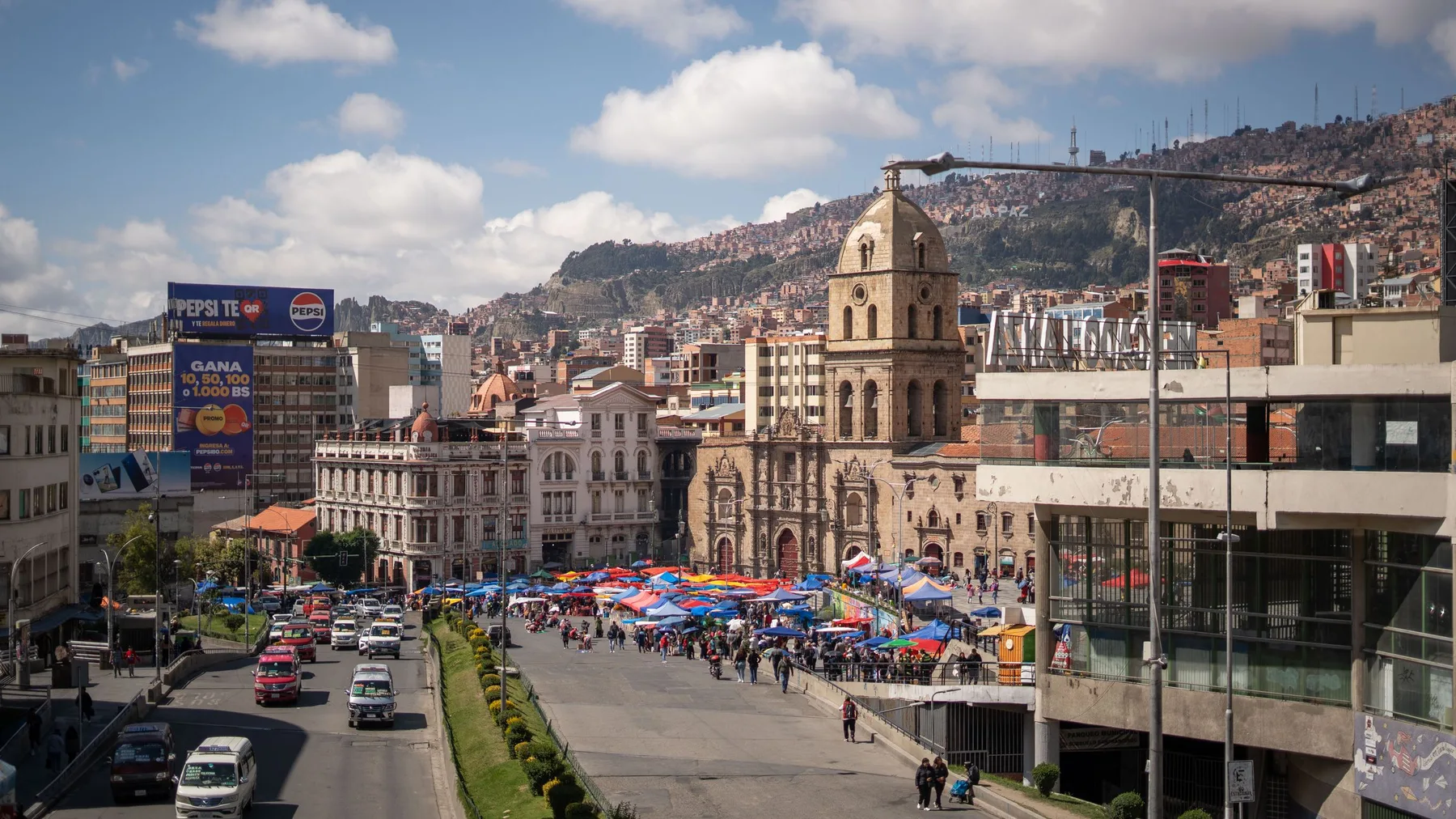 Mercado concurrido de La Paz, Bolivia, con arquitectura histórica y ambiente animado