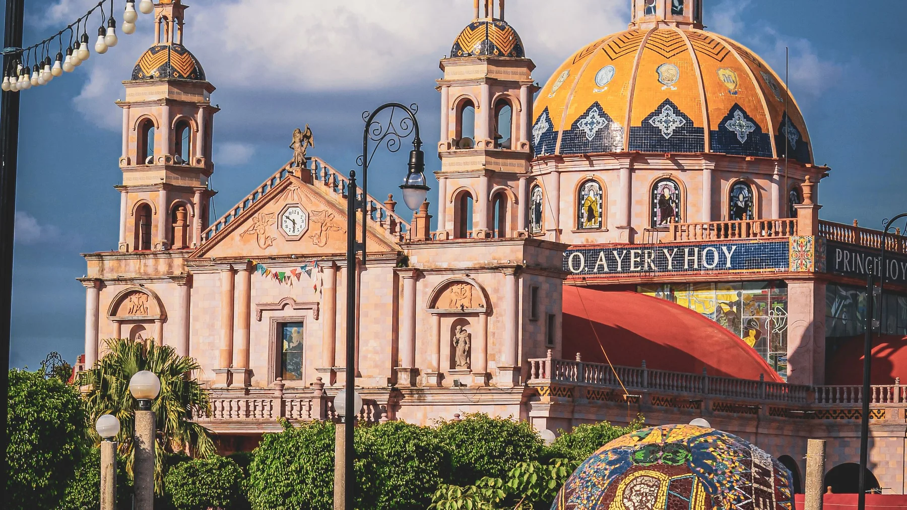 Catedral con cúpula colorida bajo un cielo azul despejado en Tabasco, México