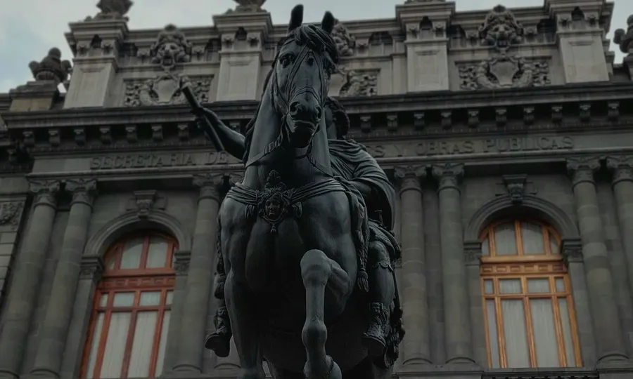 Vista en contrapicado de una estatua ecuestre frente al Museo Nacional de Tokio