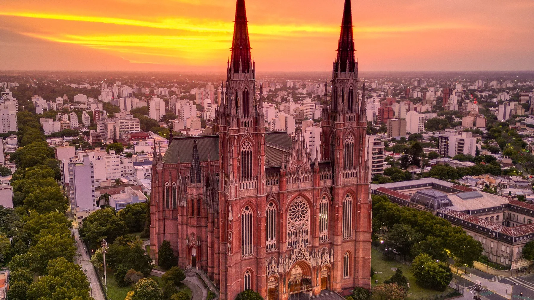 Vista aérea de la catedral neogótica de La Plata al atardecer, en la provincia de Buenos Aires