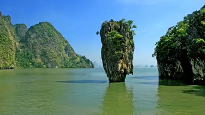 Islote rocoso de Khao Phing Kan, conocido como isla de James Bond, emergiendo del mar en la bahía de Phang Nga bajo un cielo azul despejado