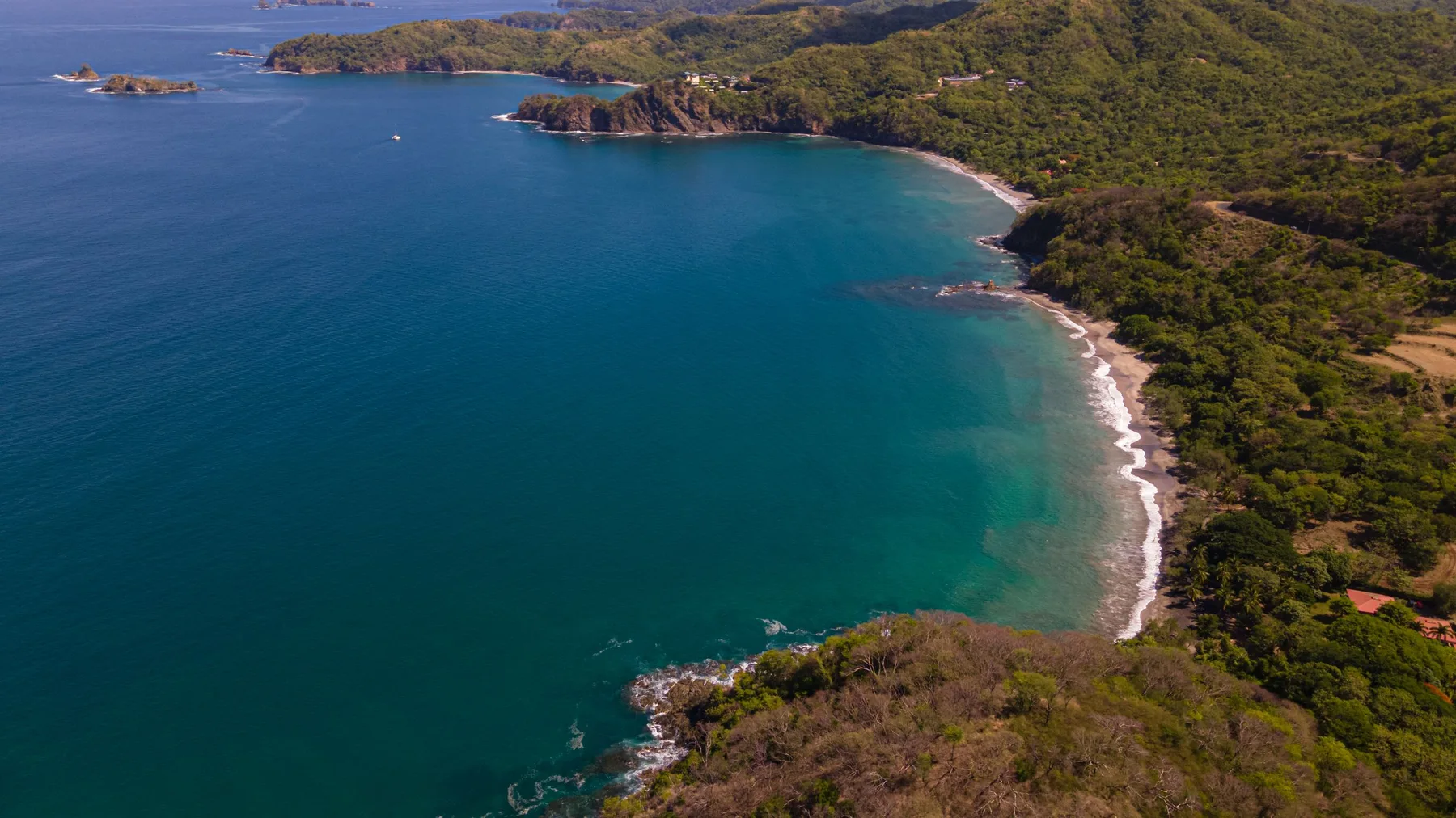 Vista aérea de la costa verde y las aguas azules de Guanacaste, Costa Rica