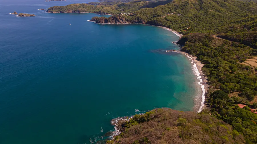 Vista aérea de la costa verde y las aguas azules de Guanacaste, Costa Rica
