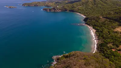Vista aérea de la costa verde y las aguas azules de Guanacaste, Costa Rica