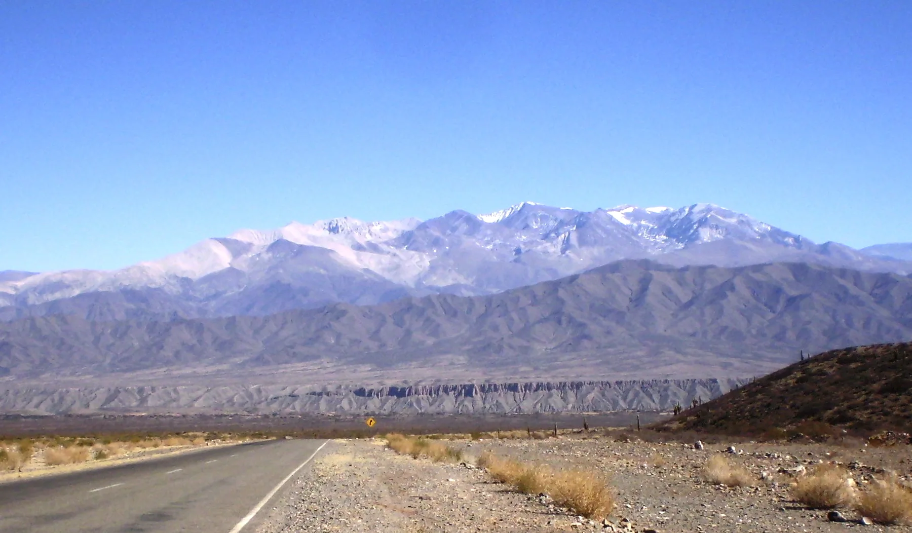 El Nevado de Cachi se ve al fondo desde la ruta 33, cerca de Payogasta, Salta