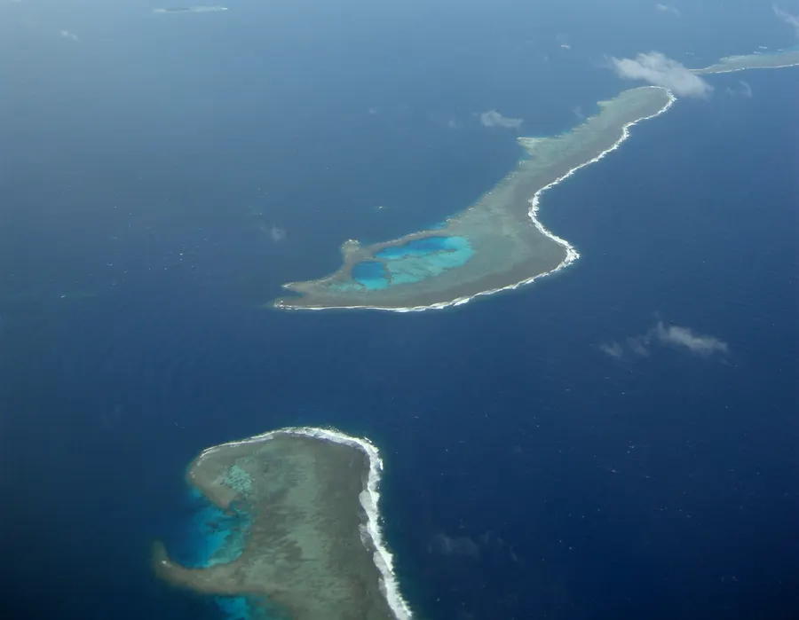 Vista aérea del paso Mochun Fanananei en la laguna de Chuuk, Micronesia; al fondo se ve el paso Mochun Tauanap cubierto por una nube