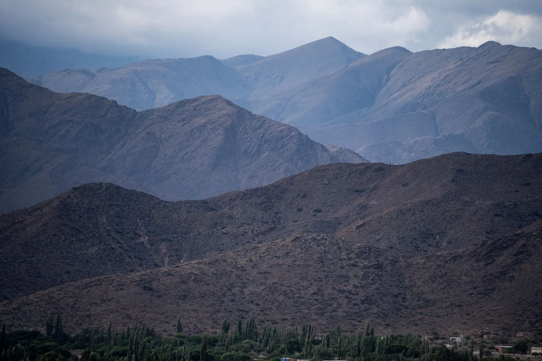 La cordillera de Cachi, en Salta, Argentina, con picos escarpados y un paisaje sereno de montaña