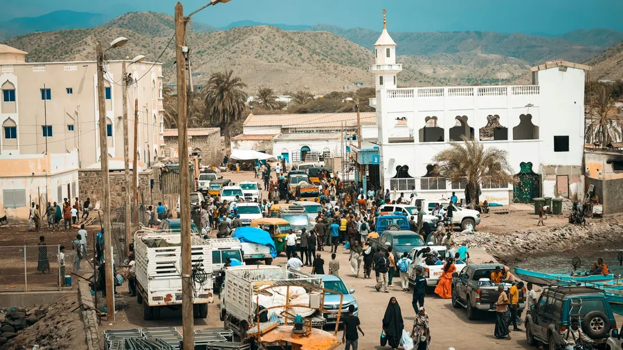 Escena callejera animada en Tadjoura, Yibuti, con cultura local en un día de mercado