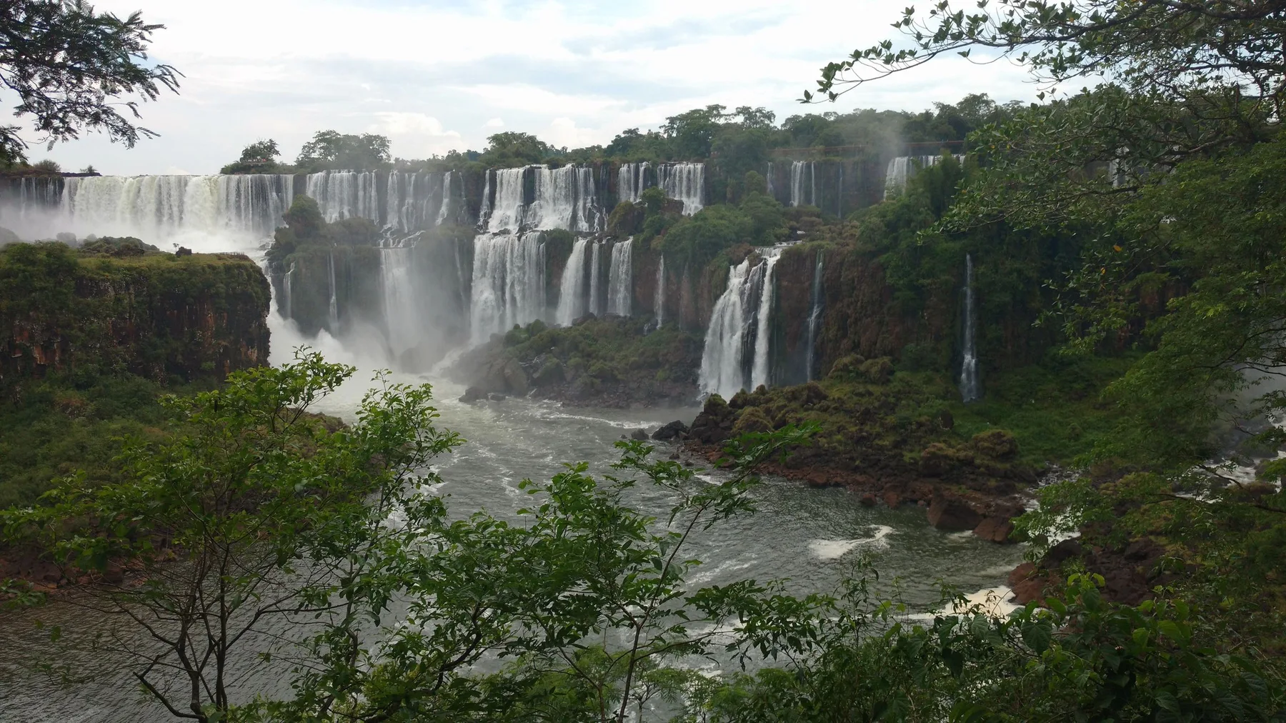 Vista panorámica de las Cataratas del Iguazú entre la vegetación selvática de Misiones, Argentina