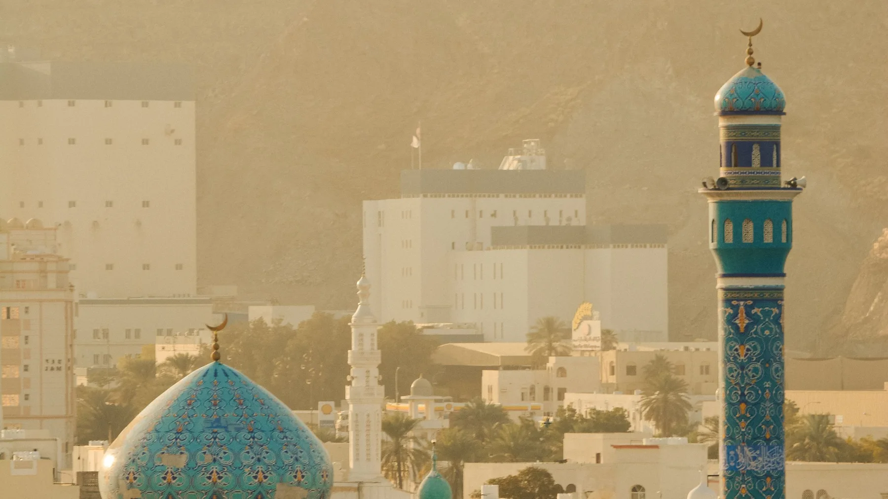 Mezquita con cúpula azul y minarete en Mascate, Omán, al amanecer