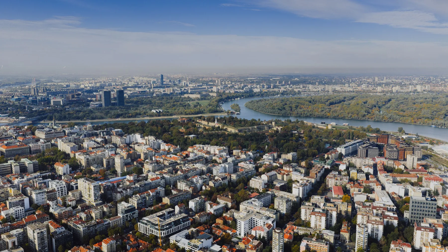 Vista aérea de Belgrado junto al río Danubio y su skyline urbano en Serbia