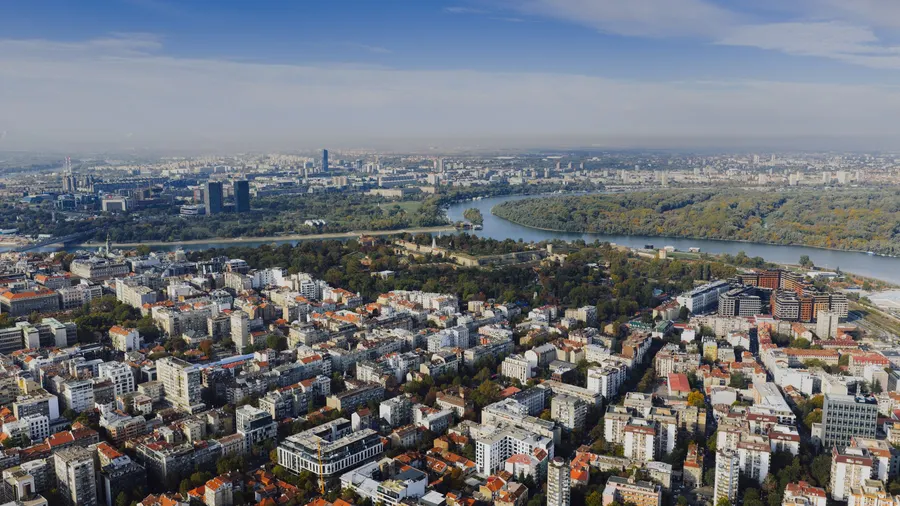 Vista aérea de Belgrado junto al río Danubio y su skyline urbano en Serbia