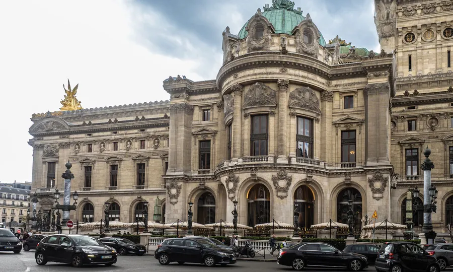 Detalle arquitectónico del Palais Garnier en París, bajo un cielo nublado