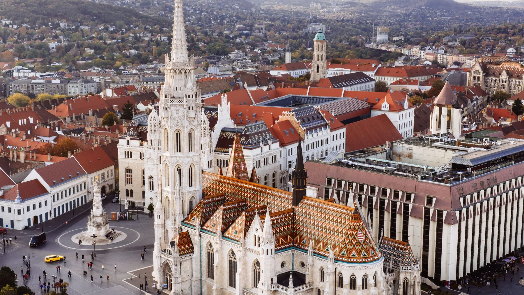 Vista aérea de la Iglesia de Matías y el Bastión de los Pescadores en el centro histórico de Budapest, Hungría