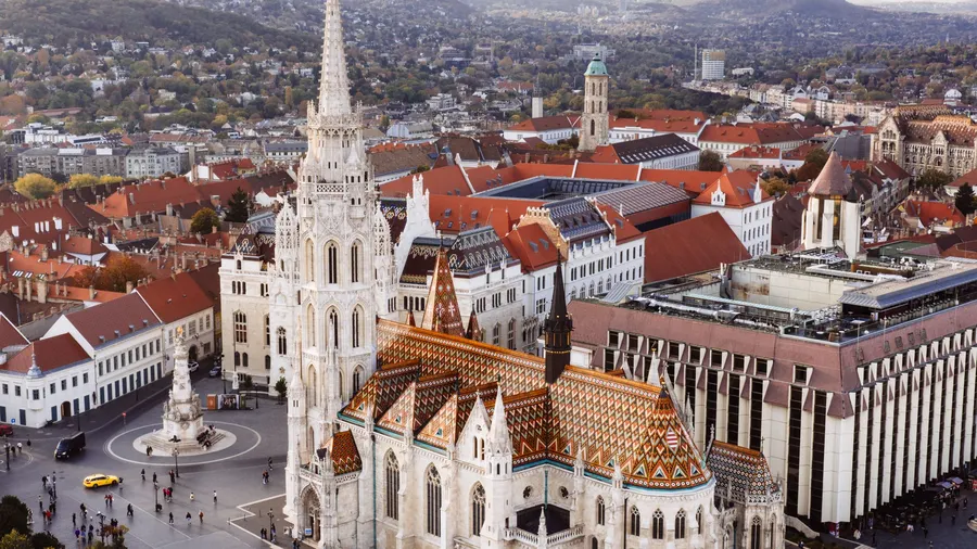 Vista aérea de la Iglesia de Matías y el Bastión de los Pescadores en el centro histórico de Budapest, Hungría