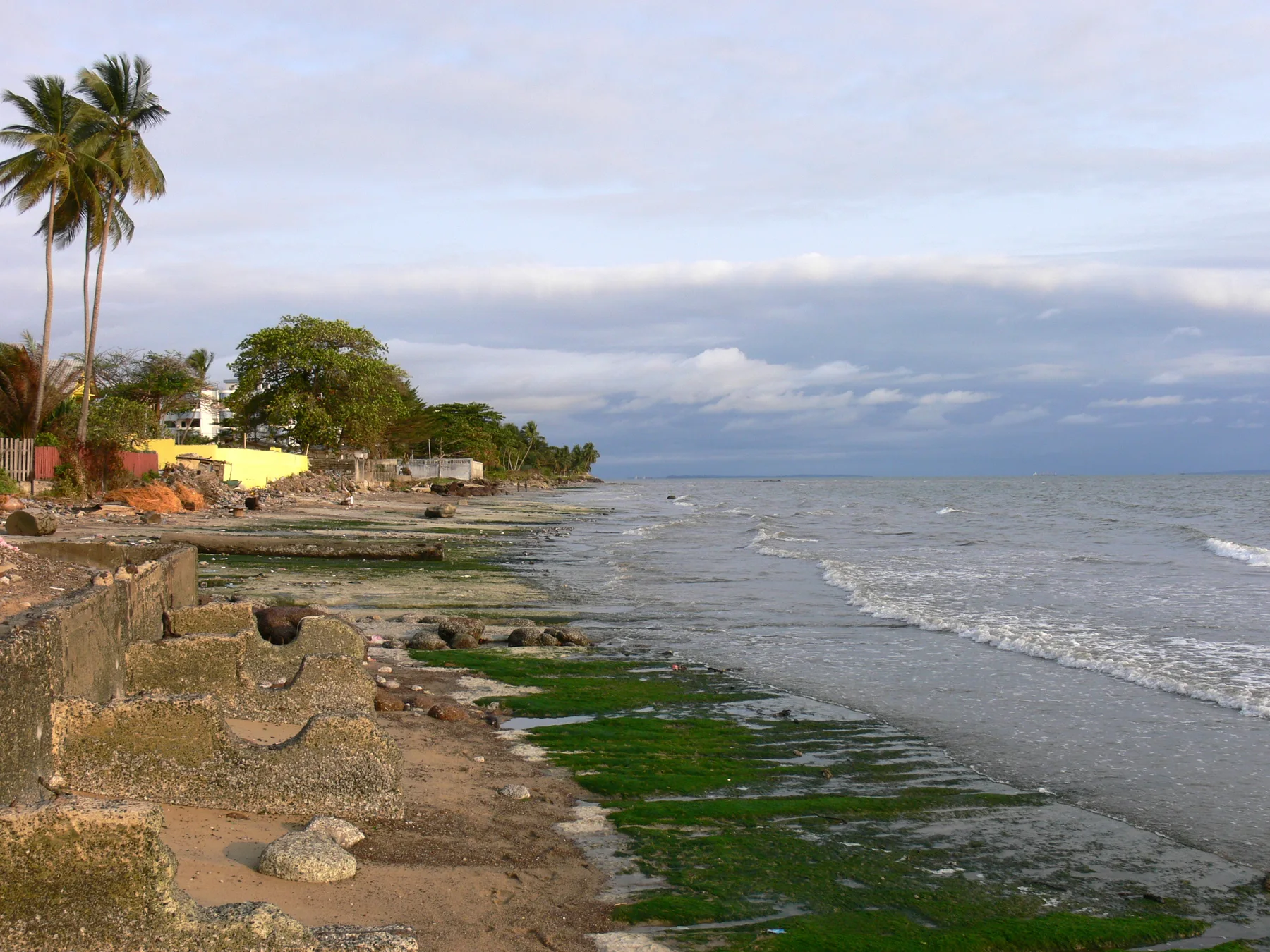 Vista de una playa costera en Libreville, Gabón