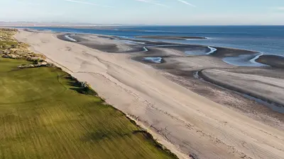 Vista aérea de una playa de arena con un campo de golf en Puerto Peñasco, Sonora, México
