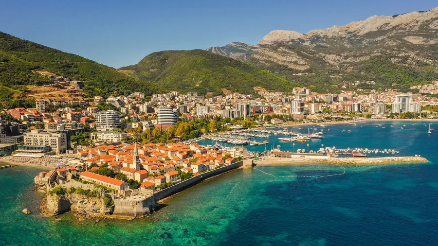 Panorámica de Budva, Montenegro, con arquitectura histórica junto al paseo costero y vistas al mar