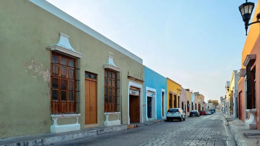 Calle colonial colorida en San Francisco de Campeche con casas históricas de fachadas vibrantes