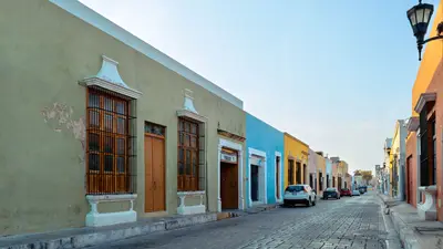 Calle colonial colorida en San Francisco de Campeche con casas históricas de fachadas vibrantes