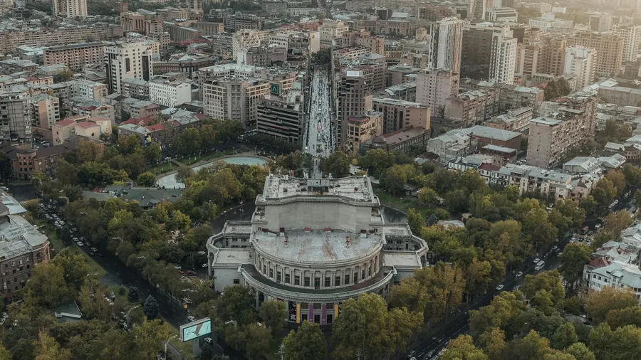 Vista aérea de Ereván, Armenia, con el Complejo Cascade iluminado por un atardecer vibrante