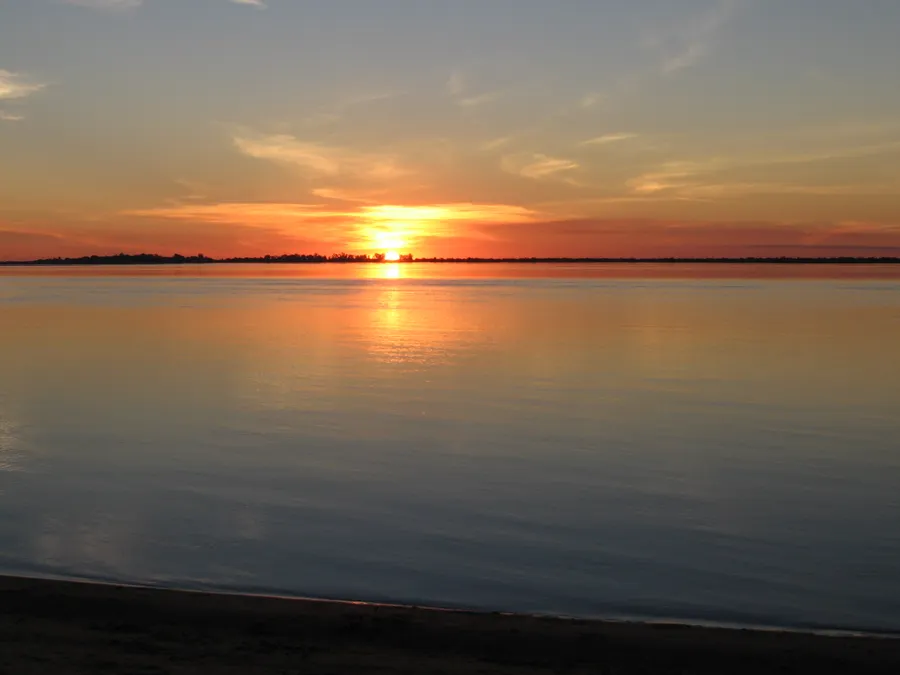 Aguas del río Paraná frente a la costa de Paso de la Patria, Corrientes