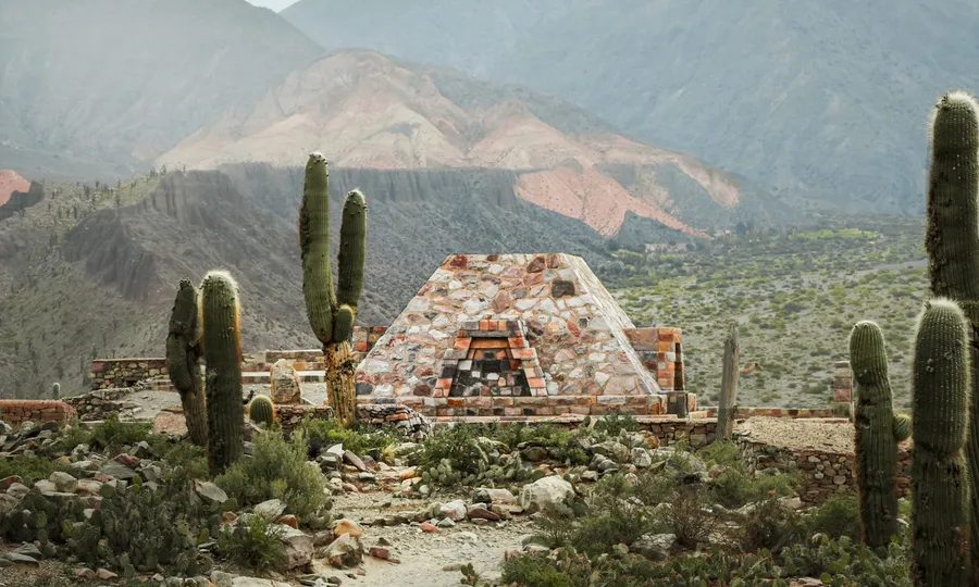 Paisaje árido del Pucará de Tilcara, en Jujuy, con cactus y montañas