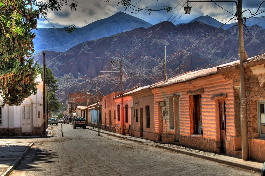 Calle de adobe en el casco histórico de Tilcara, Jujuy, Argentina