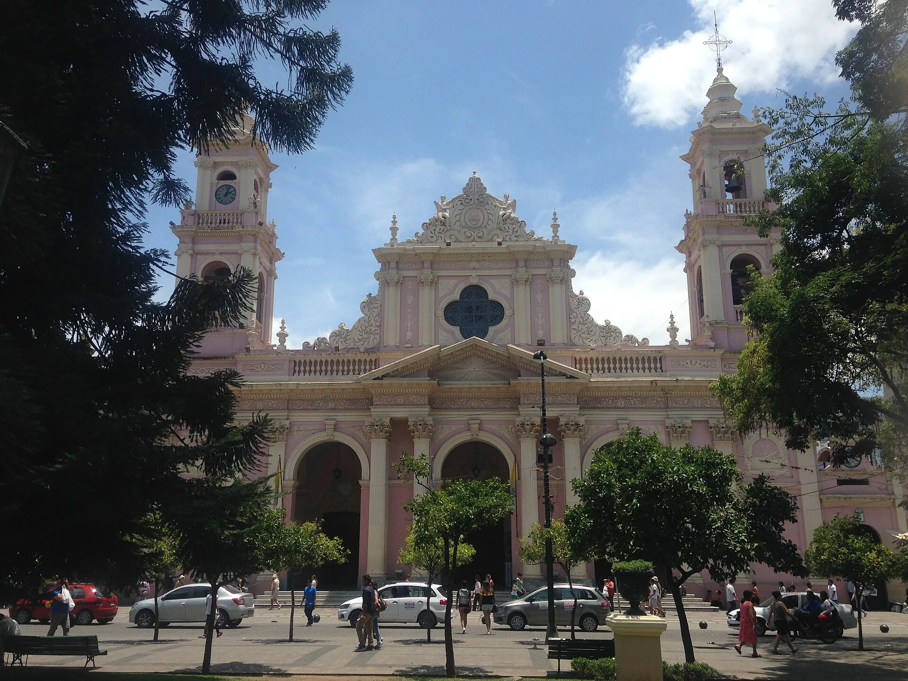 Catedral Basílica de Salta, con fachada rosada, frente a la Plaza 9 de Julio