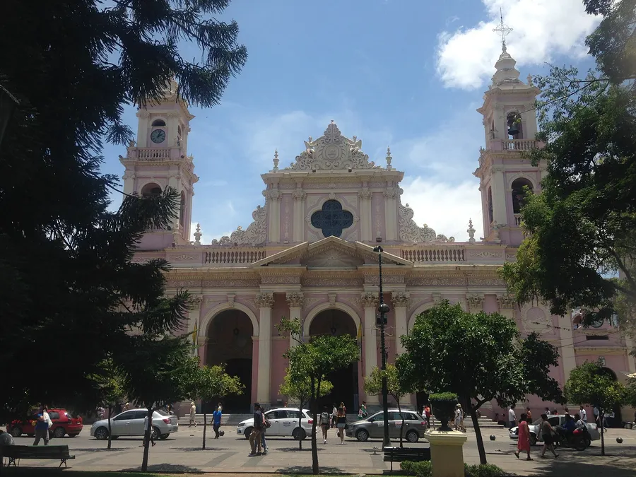 Catedral Basílica de Salta, con fachada rosada, frente a la Plaza 9 de Julio