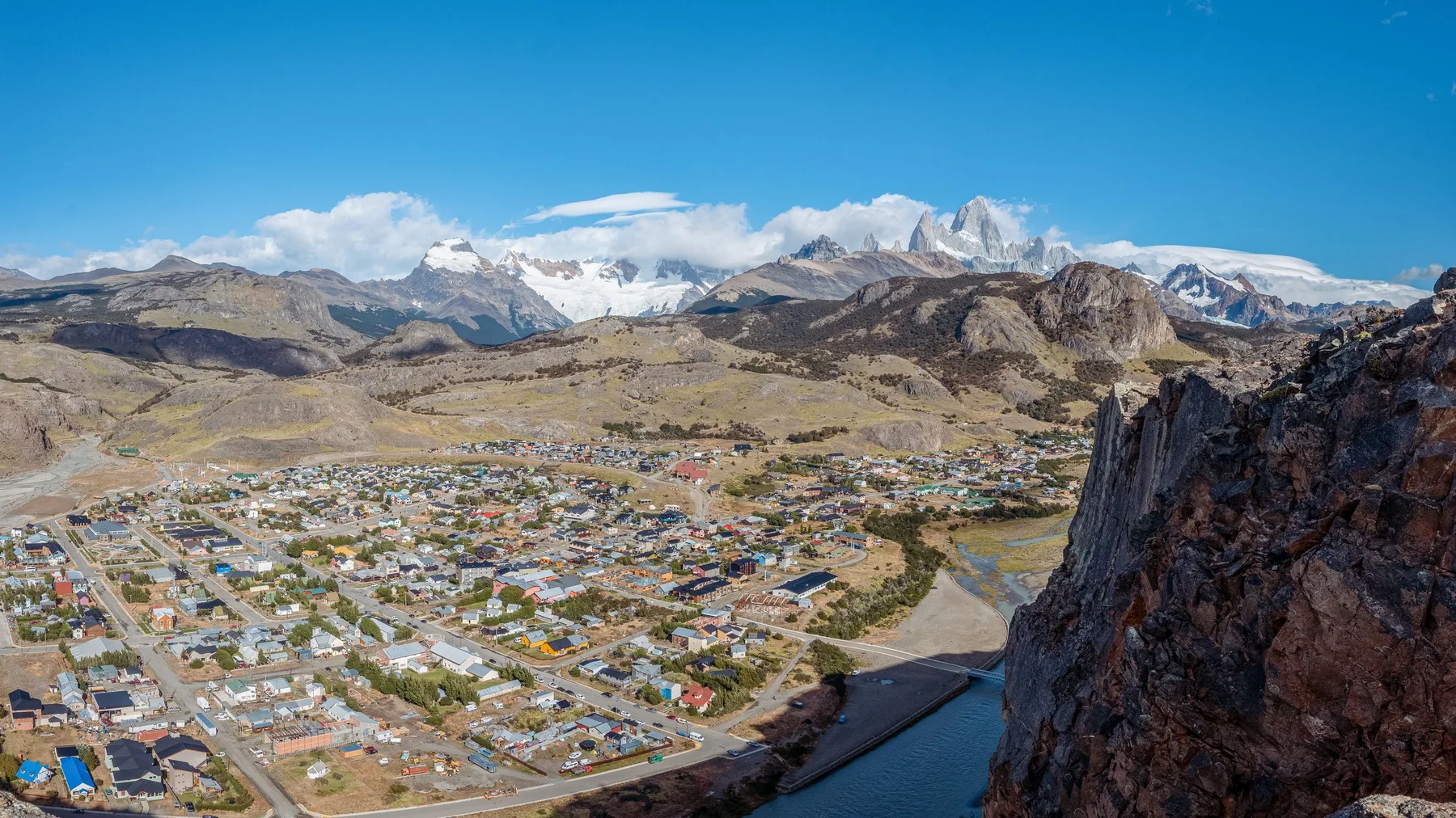 Vista aérea de El Chaltén, con el pueblo entre montañas y un río serpenteante