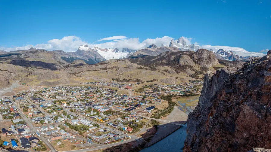 Vista aérea de El Chaltén, con el pueblo entre montañas y un río serpenteante