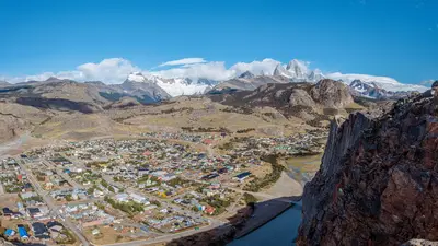 Vista aérea de El Chaltén, con el pueblo entre montañas y un río serpenteante