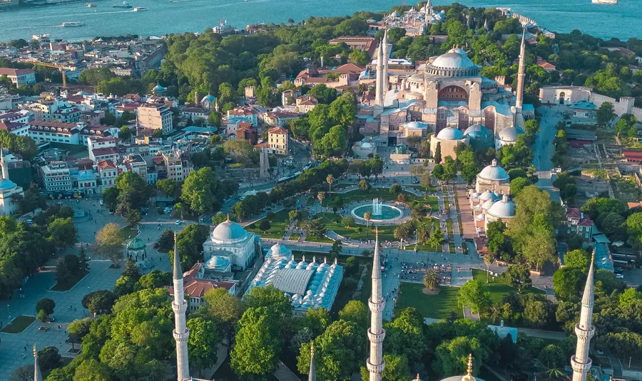 Vista aérea de la Mezquita Azul de Estambul con la ciudad y el Bósforo al fondo