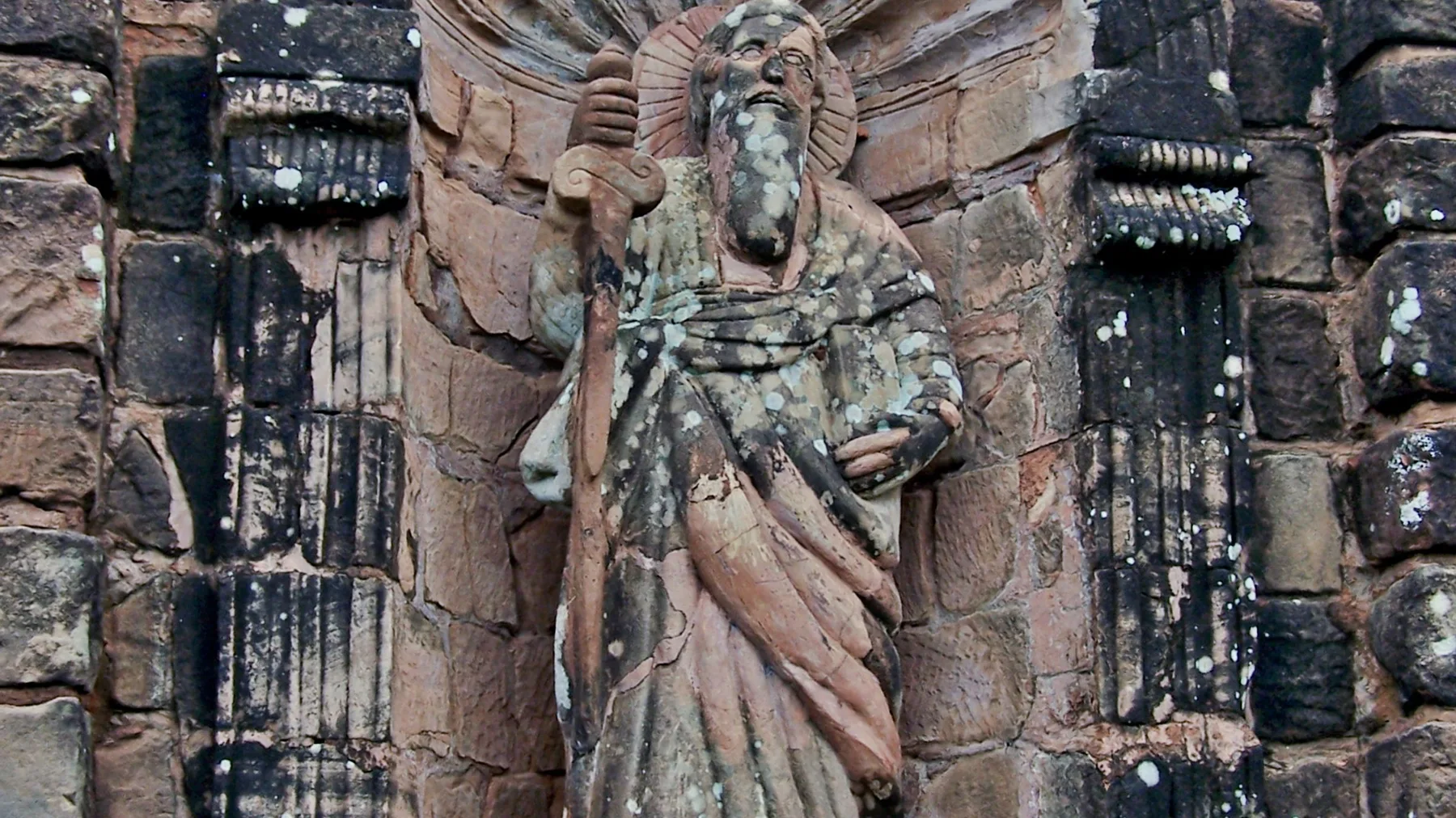 Escultura de piedra en las ruinas jesuíticas de Trinidad, Paraguay