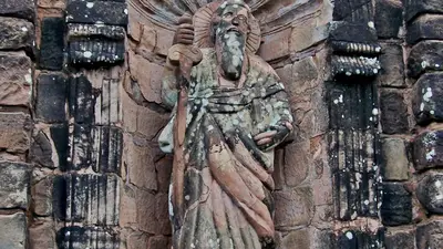 Escultura de piedra en las ruinas jesuíticas de Trinidad, Paraguay
