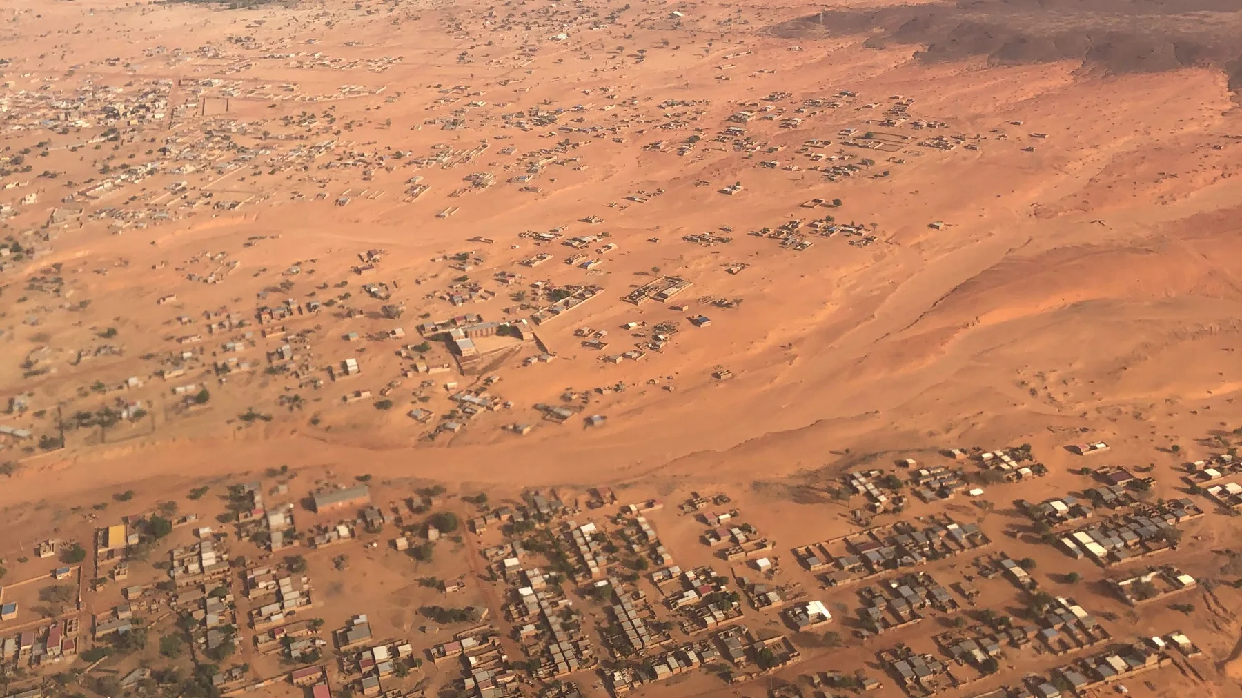 Vista aérea del paisaje desértico de Niamey, Níger, desde la ventanilla de un avión