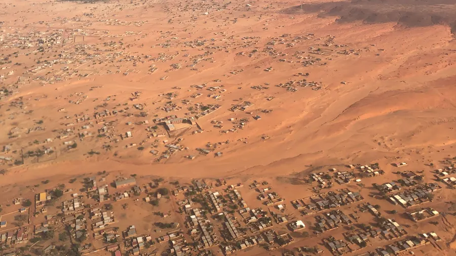 Vista aérea del paisaje desértico de Niamey, Níger, desde la ventanilla de un avión