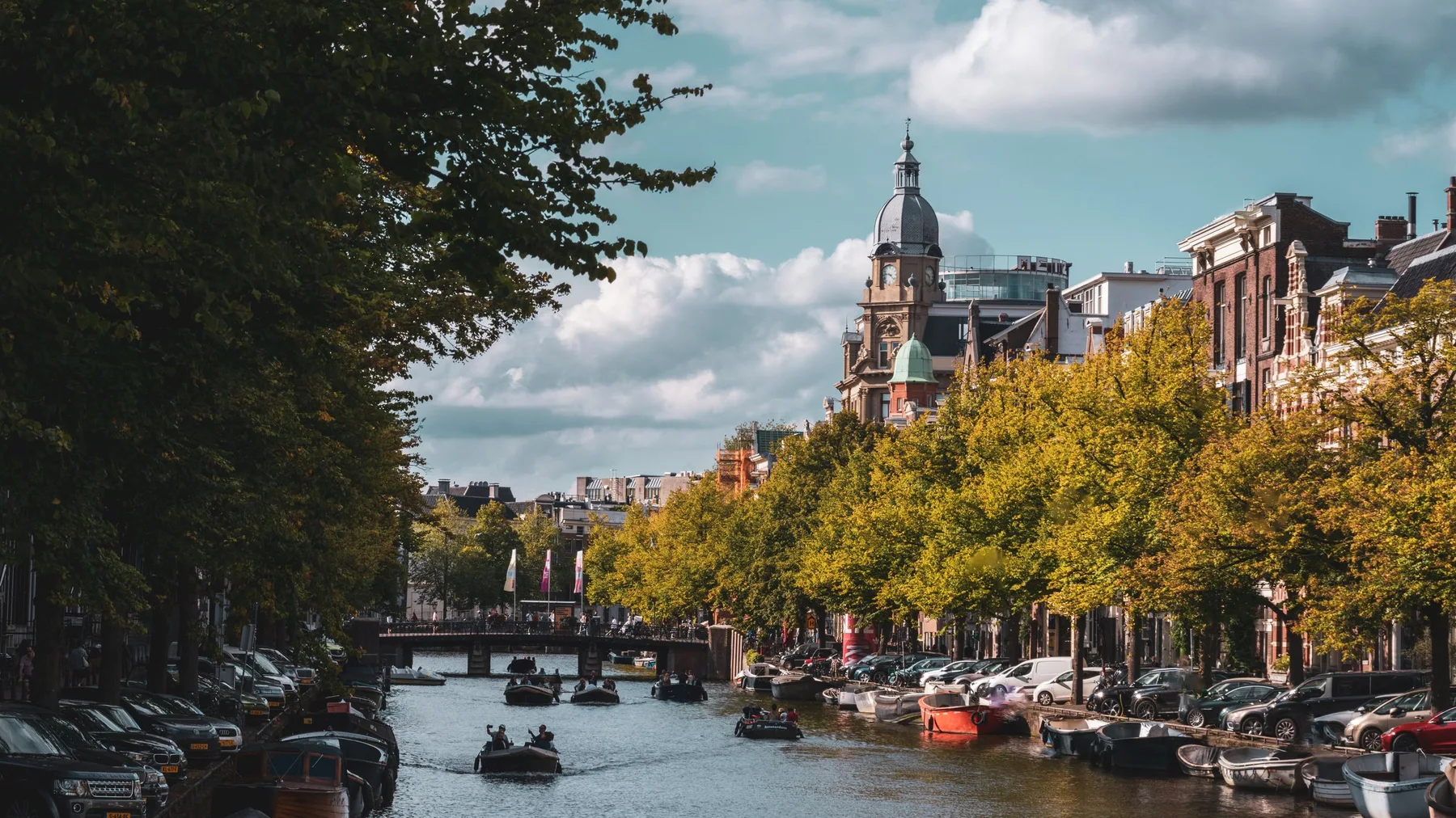 Canales de Ámsterdam bordeados por árboles y edificios de arquitectura clásica
