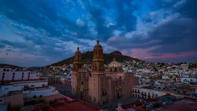 Catedral de Zacatecas al atardecer, con el skyline y el casco urbano de la ciudad de fondo