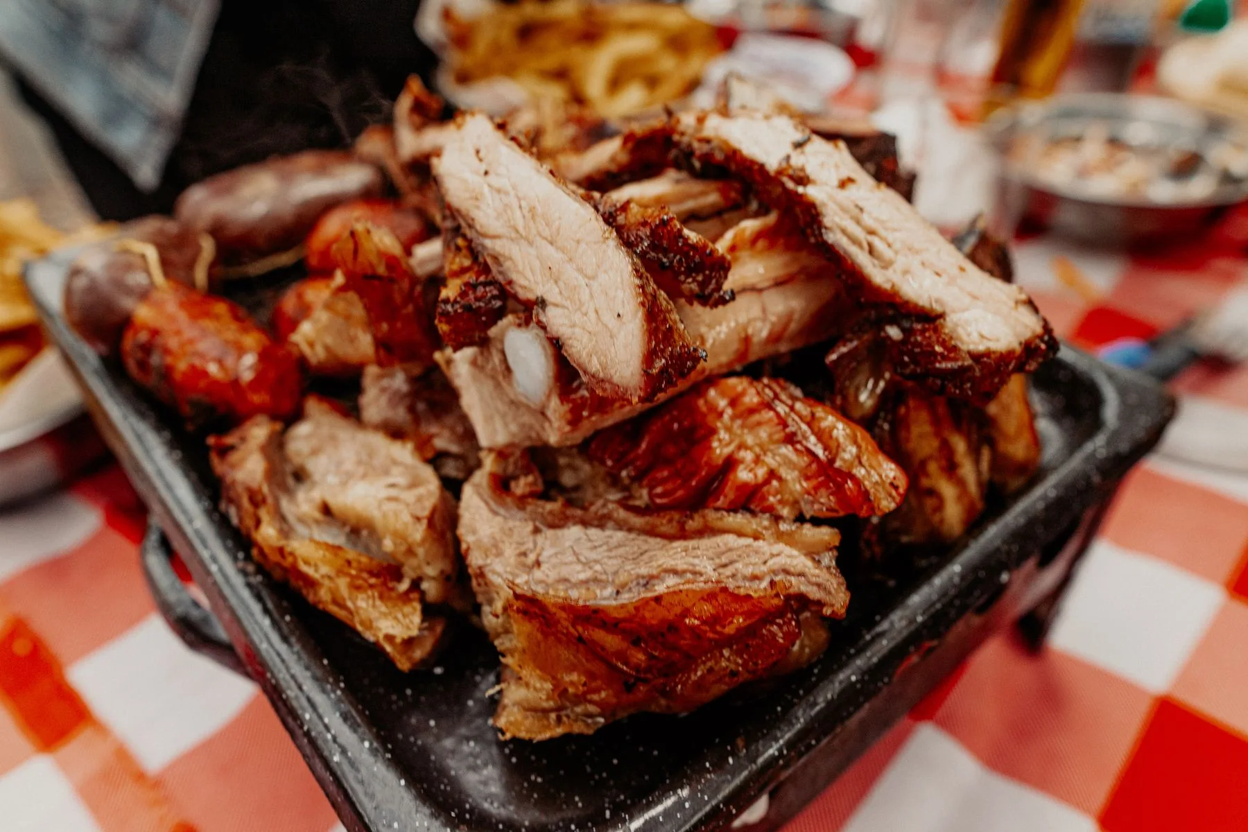 Asado argentino con carnes a la parrilla servido en un plato
