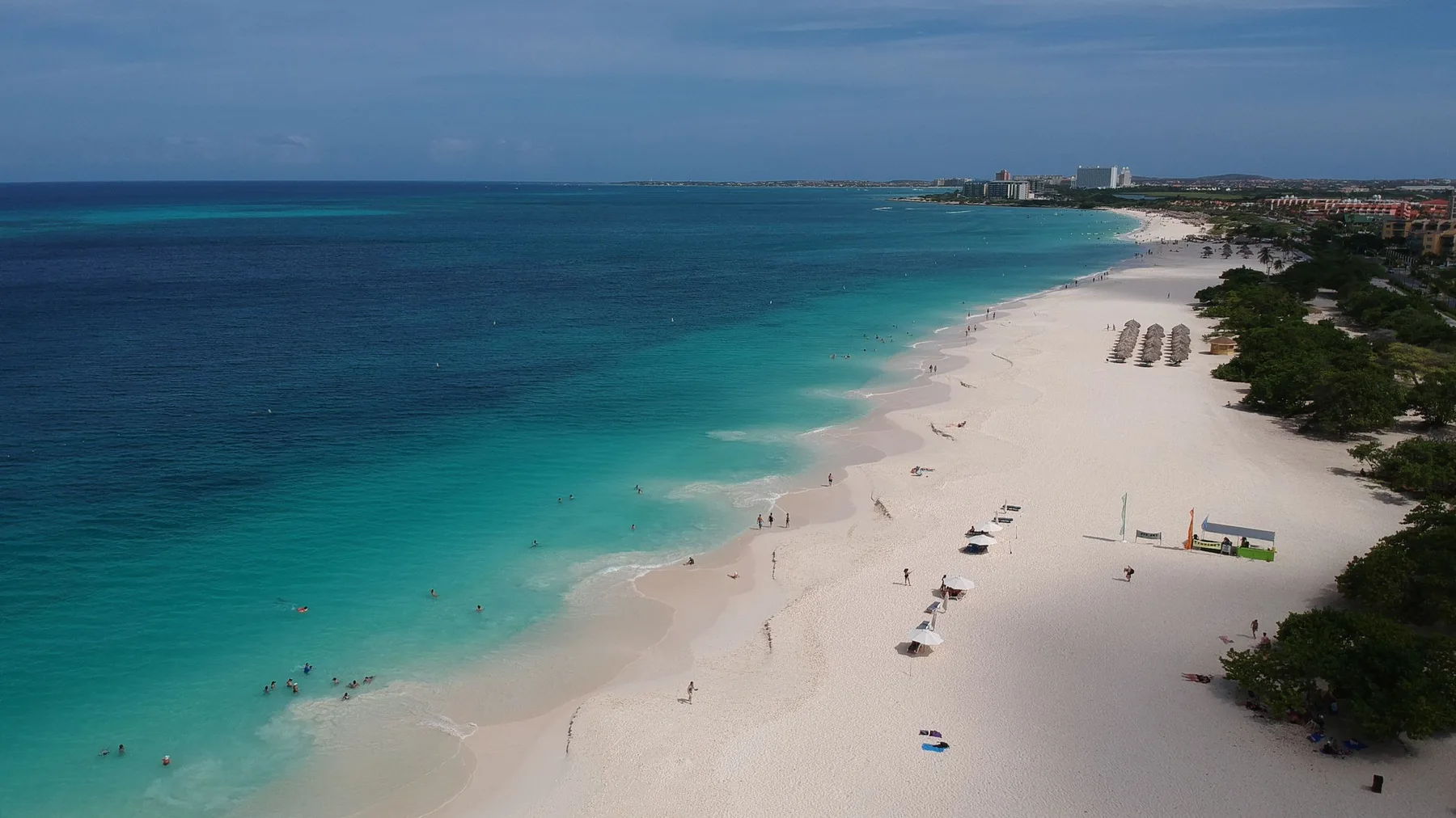 Vista aérea de una playa de arena blanca y aguas turquesas en Aruba