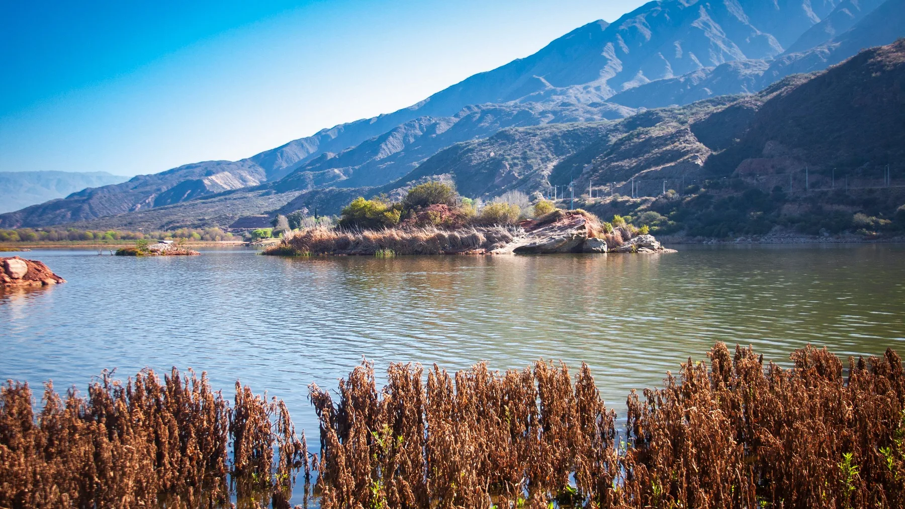 Río sereno con montañas de fondo en La Rioja, Argentina