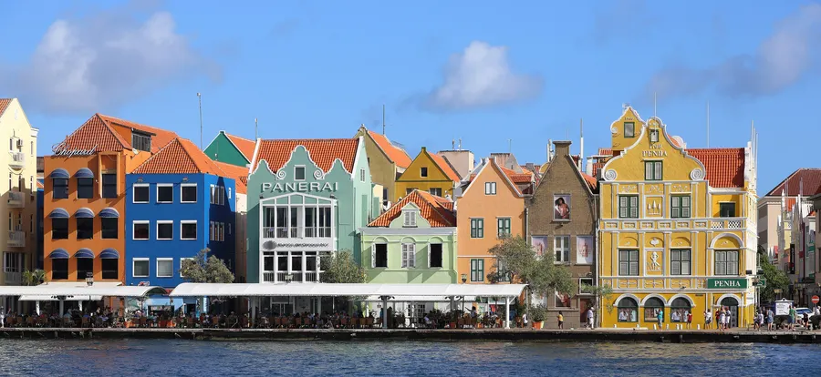 Arquitectura colonial neerlandesa en Handelskade, con el edificio Penha de 1708, en Punda, Willemstad, capital de Curazao